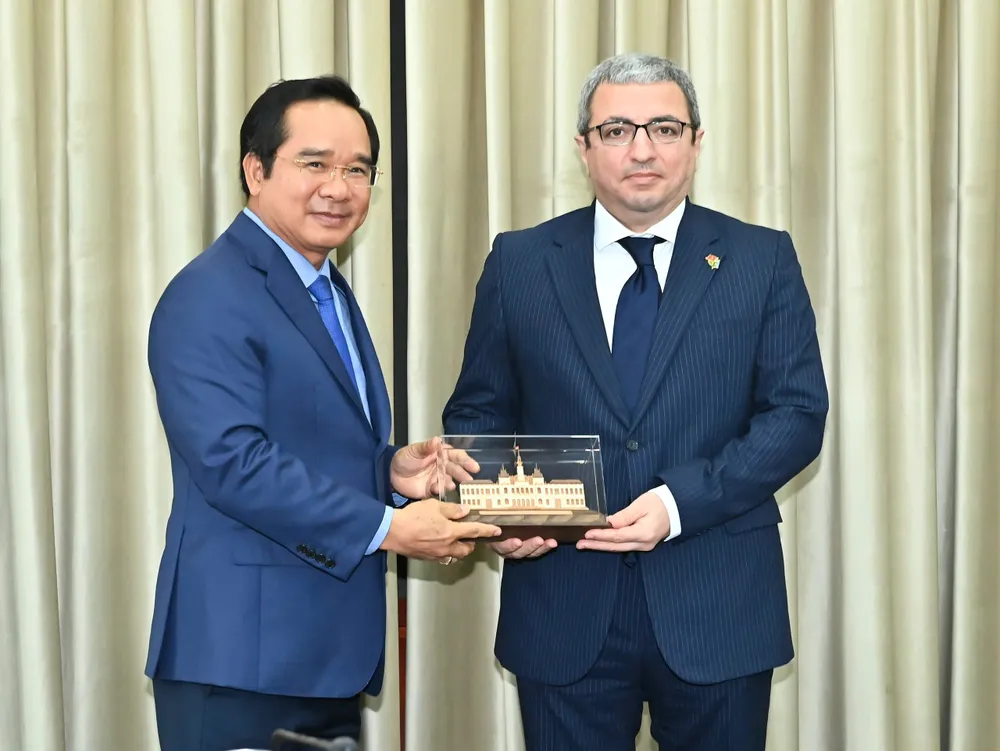 Chủ tịch UBND TPHCM Nguyễn Văn Được trao quà lưu niệm đến Đại sứ Cộng hòa Azerbaijan Shovgi Kamal Oglu Mehdizade. Ảnh: VIỆT DŨNG 3.jpg