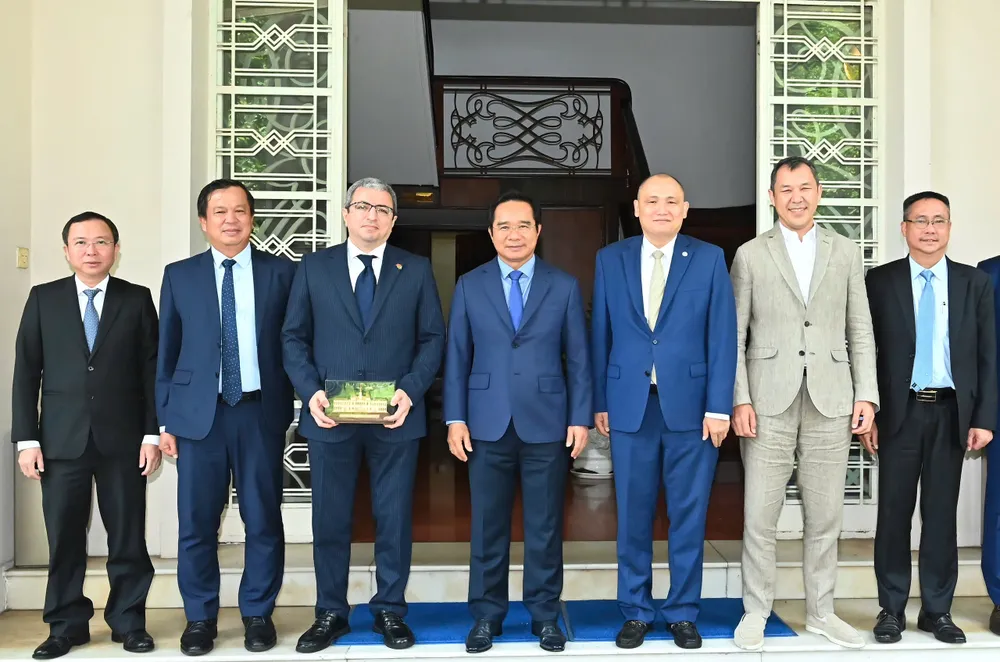 Các đại biểu chụp ảnh lưu niệm. Ảnh: VIỆT DŨNG 6.jpg