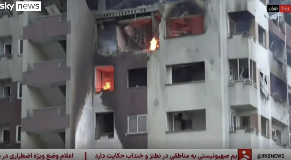 Hỏa hoạn tại một tòa nhà ở Iran sau vụ không kích của Israel. Ảnh: SKYNEWS/MEHR