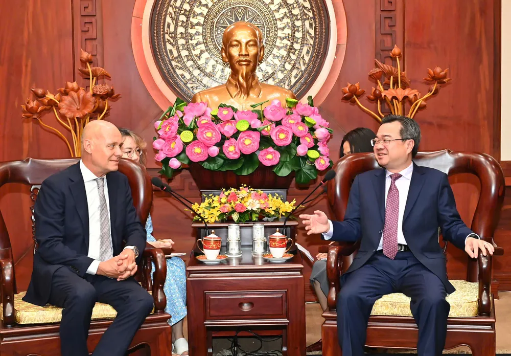 Đồng chí Nguyễn Thanh Nghị, Phó Bí thư Thường trực Thành ủy TPHCM,tiếp ông Kees van Baar, Đại sứ Hà Lan tại Việt Nam. Ảnh: VIỆT DŨNG 2.jpg