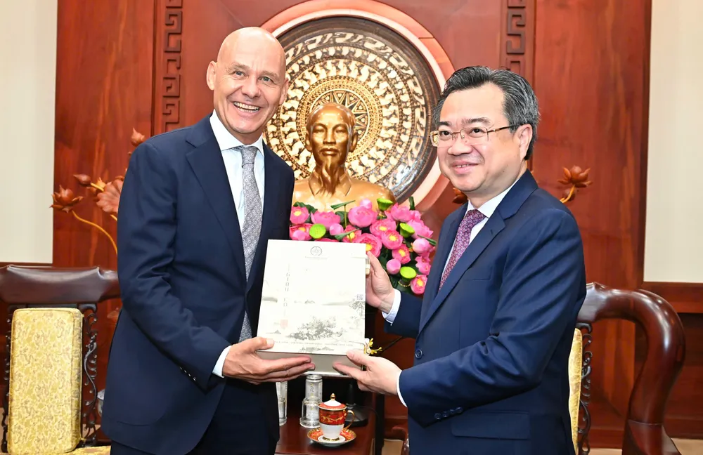 Đồng chí Nguyễn Thanh Nghị, Phó Bí thư Thường trực Thành ủy TPHCM, trao quà đến ông Kees van Baar, Đại sứ Hà Lan tại Việt Nam. Ảnh: VIỆT DŨNG 5.jpg