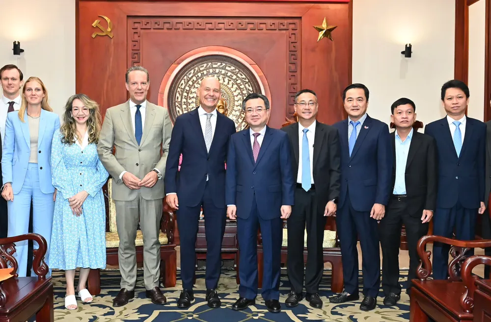 Các đại biểu chụp ảnh lưu niệm. Ảnh: VIỆT DŨNG 6.jpg