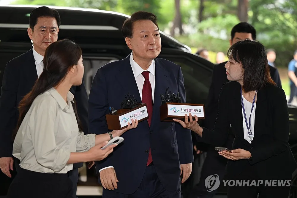 Cựu Tổng thống Hàn Quốc Yoon Suk-yeol có mặt tại Viện Kiểm sát cấp cao Seoul ngày 28-6. Ảnh:YONHAP