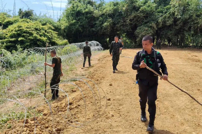 Lính biên phòng dựng hàng rào thép gai dọc biên giới Thái Lan - Campuchia tại huyện Aranyaprathet, tỉnh Sa Kaeo. Ảnh: THE ROYAL THAI ARMY 2.jpeg