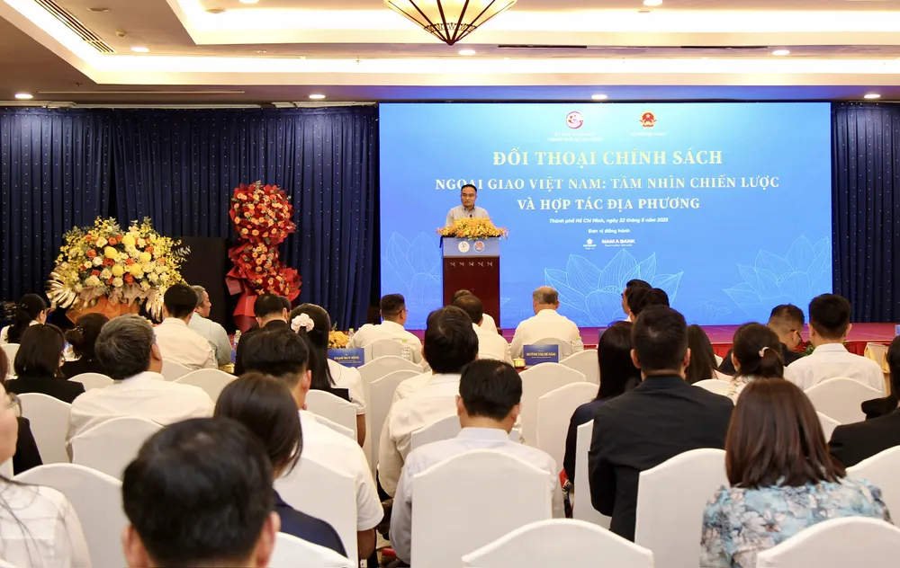 Các đại biểu tham dự Đối thoại chính sách “Ngoại giao Việt Nam: Tầm nhìn chiến lược và hoạt động địa phương”. Ảnh: DŨNG PHƯƠNG 4.jpg