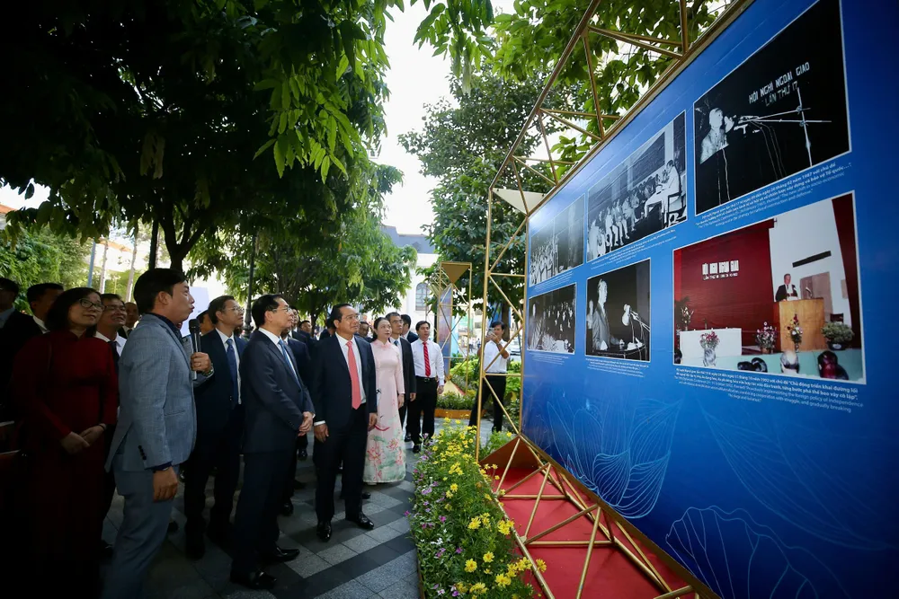 ラムソン公園で開催された写真展「ベトナム外交80年:名誉と誇り」に出席した代表団。写真:ドゥン・フオン 4.jpg