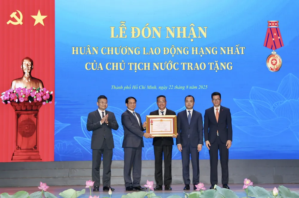 Sở Ngoại vụ TPHCM đón nhận Huân chương Lao động hạng Nhất. Ảnh: DŨNG PHƯƠNG 8.jpg