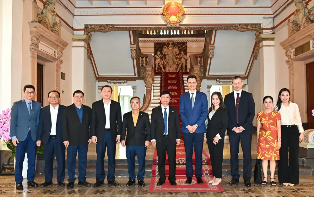 Các đại biểu chụp ảnh lưu niệm. Ảnh: VIỆT DŨNG 5.jpg
