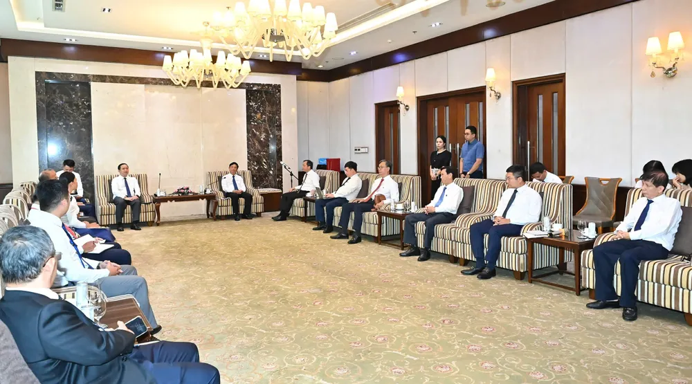 Phó Bí thư Thành ủy TPHCM, Chủ tịch HĐND TPHCM Võ Văn Minh tiếp đoàn đại biểu Tạp chí Alunmay (Lào). Ảnh: VIỆT DŨNG 2.jpg