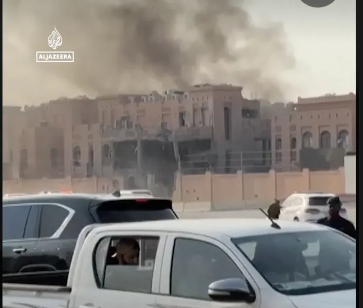 Khói bốc lên tại thủ đô Doha sau khi Israel không kích Qatar. Ảnh: AL JAZEERA Screenshot 2025-09-11 at 06.46.05.png