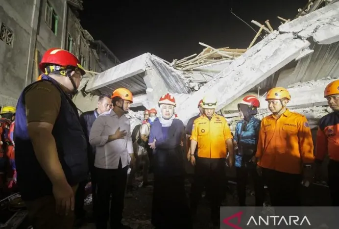 Các quan chức Indonesia đến hiện trường thảm kịch. Ảnh: ANTARA 4.png