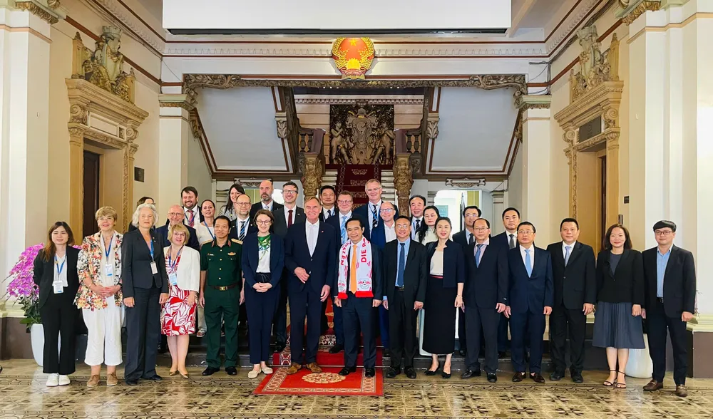 Các đại biểu chụp ảnh lưu niệm. Ảnh: PHƯƠNG NAM 2.jpg