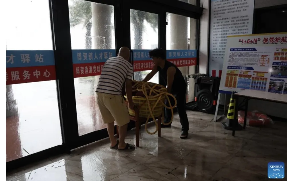 Một cửa hàng tại tỉnh Quảng Đông gia cố lại cửa để giảm thiệt hại từ bão Matmo. Ảnh:XINHUA 2.jpeg