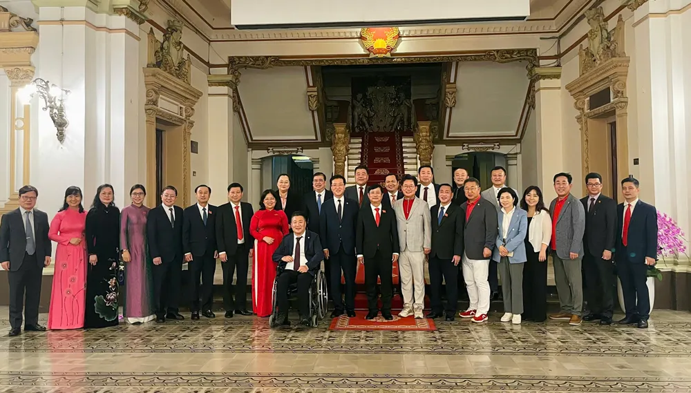 Các đại biểu chụp ảnh lưu niệm. Ảnh: PHƯƠNG NAM 4.jpg