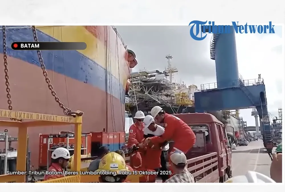 Đưa các nạn nhân đến bệnh viện địa phương. Ảnh: TRIBUN NETWORK Screenshot 2025-10-16 at 07.50.55.png