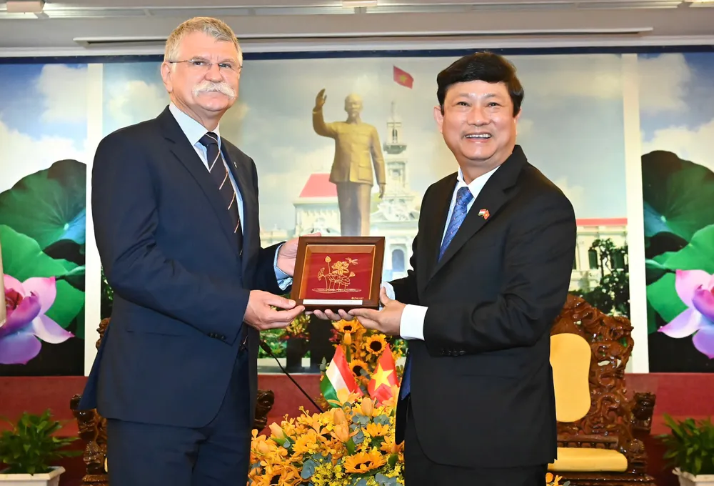 Chủ tịch HĐND TPHCM Võ Văn Minh trao tặng quà lưu niệm đến Chủ tịch Quốc hội Hungary Kover Laszlo. Ảnh: VIỆT DŨNG 1.jpg