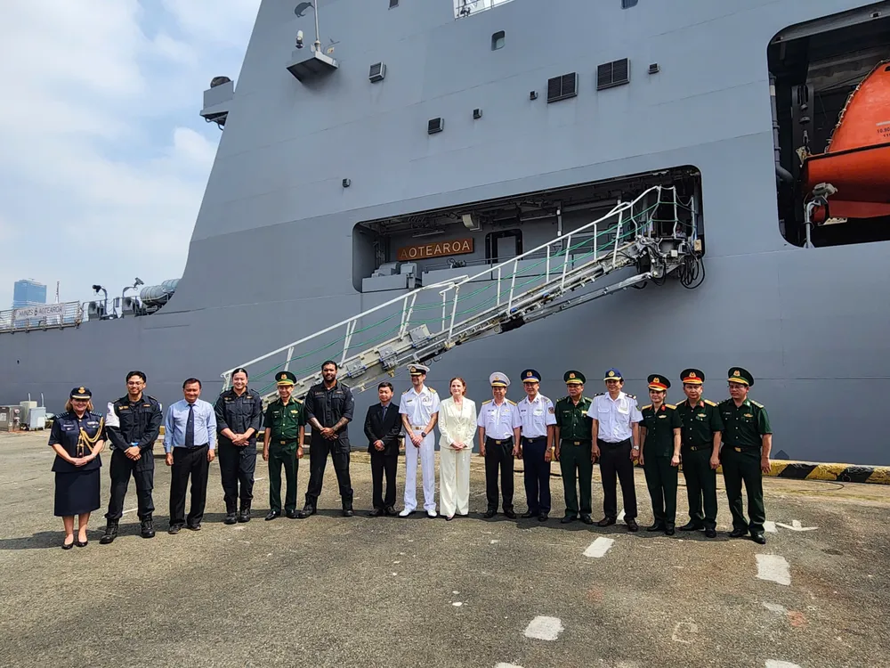 Các đại biểu chụp ảnh lưu niệm cùng thủy thủ đoàn tàu HMNZS Aotearoa. Ảnh: PHƯƠNG NAM 3.jpg