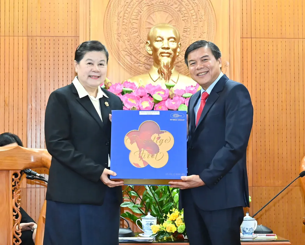Phó Trưởng Ban Tuyên giáo và Dân vận Thành ủy TPHCM Tăng Hữu Phong tặng quà lưu niệm đến đồng chí Vilavone Phanthavong, Phó trưởng Ban Tuyên huấn Trung ương Đảng Nhân dân Cách mạng Lào. Ảnh: VIỆT DŨNG 4.jpg