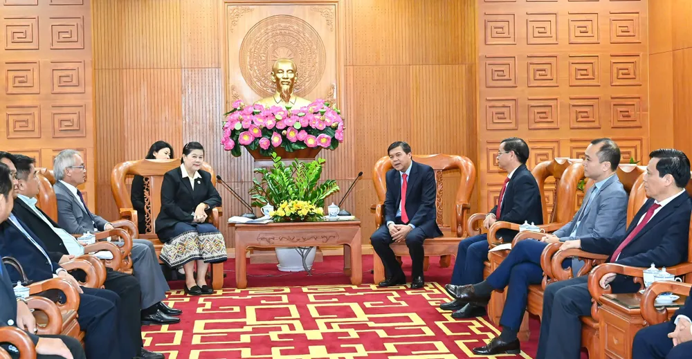 Phó Trưởng Ban Tuyên giáo và Dân vận Thành ủy TPHCM Tăng Hữu Phong tiếp đoàn đại biểu nhà báo Lào do đồng chí Vilavone Phanthavong, Phó trưởng Ban Tuyên huấn Trung ương Đảng Nhân dân Cách mạng Lào làm trưởng đoàn. Ảnh: VIỆT DŨNG 5.jpg