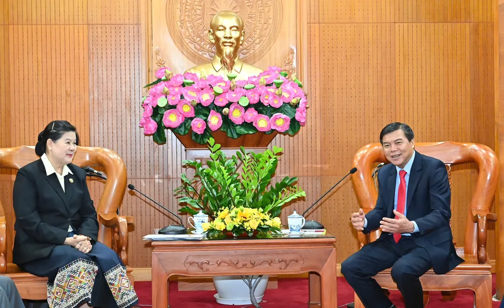 Phó Trưởng Ban Tuyên giáo và Dân vận Thành ủy TPHCM Tăng Hữu Phong tiếp đoàn đại biểu nhà báo Lào do đồng chí Vilavone Phanthavong, Phó trưởng Ban Tuyên huấn Trung ương Đảng Nhân dân Cách mạng Lào làm trưởng đoàn. Ảnh: VIỆT DŨNG 6.jpg
