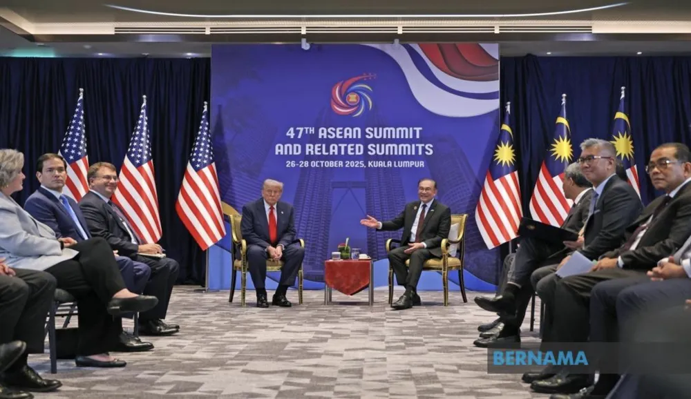 Thủ tướng Malaysia Anwar Ibrahim và Tổng thống Mỹ Donald Trump hội đàm tại Kuala Lumpur, Malaysia. Ảnh: BERNAMA