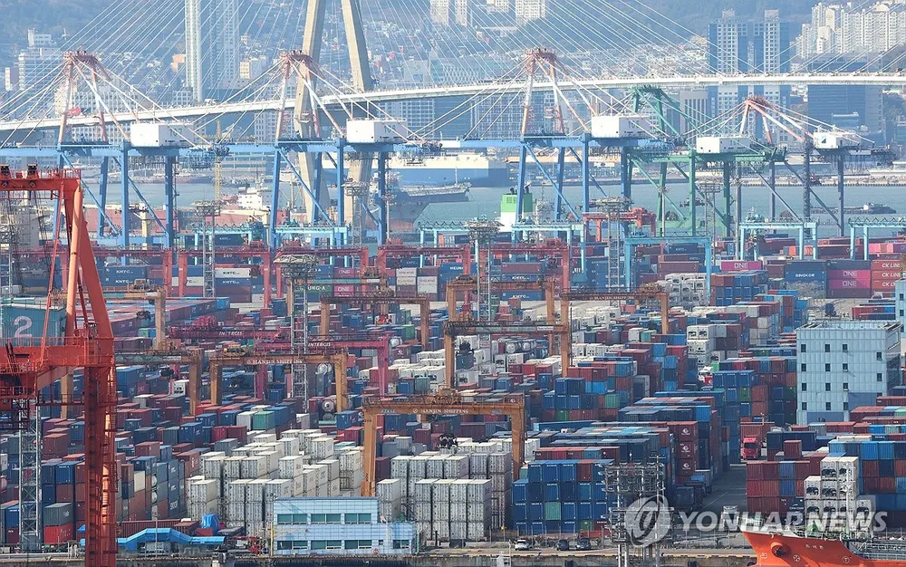 Cảng hàng hoá tại Busan, Hàn Quốc. Ảnh: YONHAP