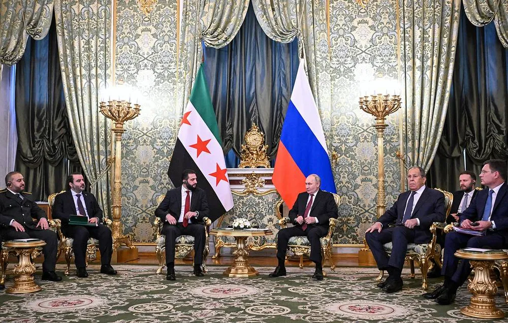 Tổng thống Nga Vladimir Putin tiếp Tổng thống lâm thời Syria Ahmed al-Sharaa tại Moscow. Ảnh: TASS 3.jpeg
