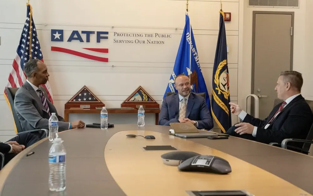 Phó Giám đốc Cục Điều tra Liên bang Mỹ (FBI) Dan Bogino (giữa). Ảnh: IG cá nhân 