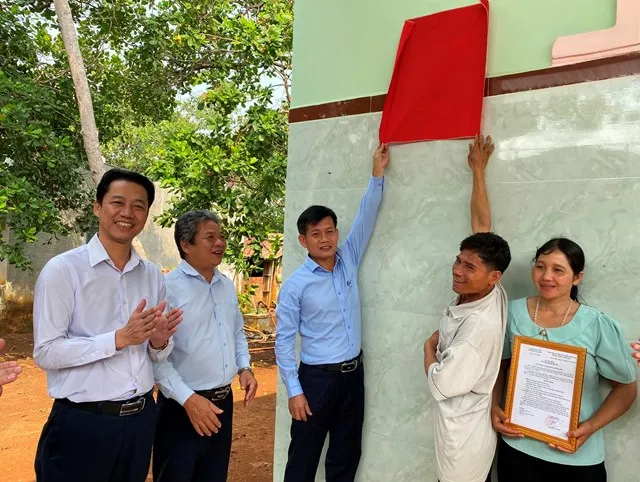 Các đại biểu thực hiện nghi thức bàn giao nhà cho người dân Các đại biểu thực hiện nghi thức bàn giao nhà cho người dân