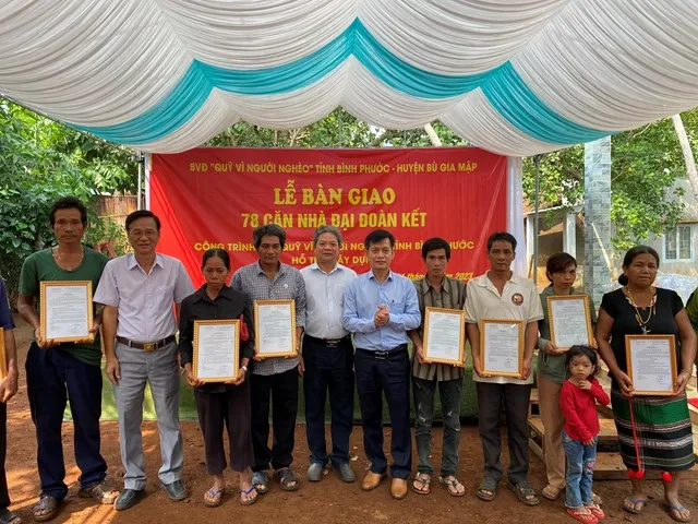 Lãnh đạo tỉnh Bình Phước và nhà tài trợ trao quyết định bàn giao nhà cho các hộ dân Lãnh đạo tỉnh Bình Phước và nhà tài trợ trao quyết định bàn giao nhà cho các hộ dân
