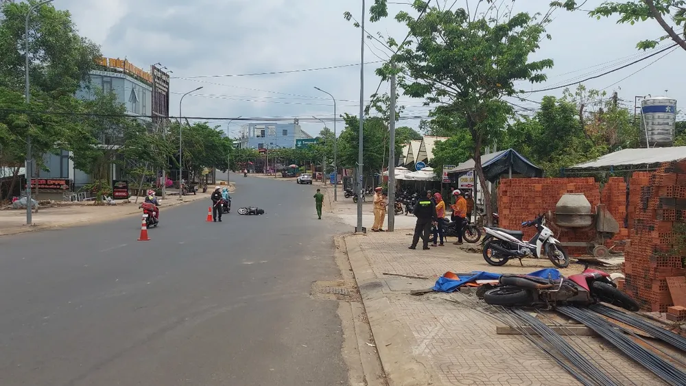 Anh L. và xe máy bị văng hàng chục mét Anh L. và xe máy bị văng hàng chục mét