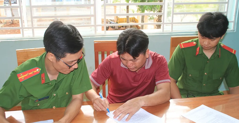 Bị can Đặng Văn Tuấn ký vào các quyết định của cơ quan công an Bị can Đặng Văn Tuấn ký vào các quyết định của cơ quan công an