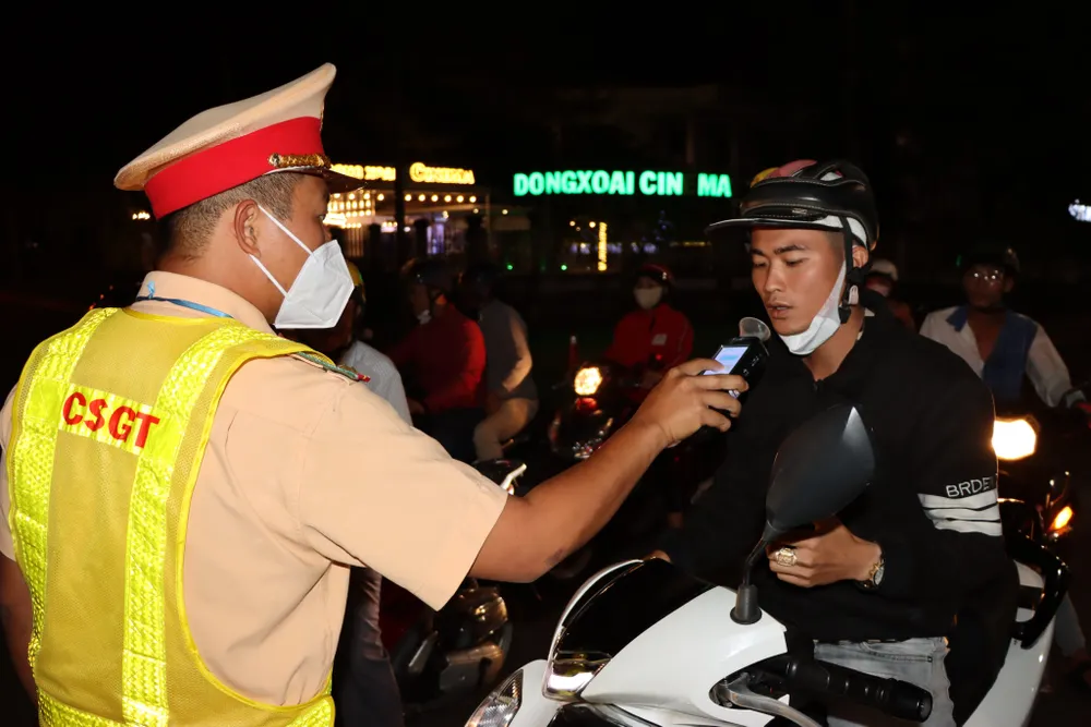 Lực lượng CSGT Trạm CSGT Quốc lộ 14 tuần tra, kiểm tra nồng độ cồn người tham gia giao thông khu vực trung tâm TP Đồng Xoài Lực lượng CSGT Trạm CSGT Quốc lộ 14 tuần tra, kiểm tra nồng độ cồn người tham gia giao thông khu vực trung tâm TP Đồng Xoài