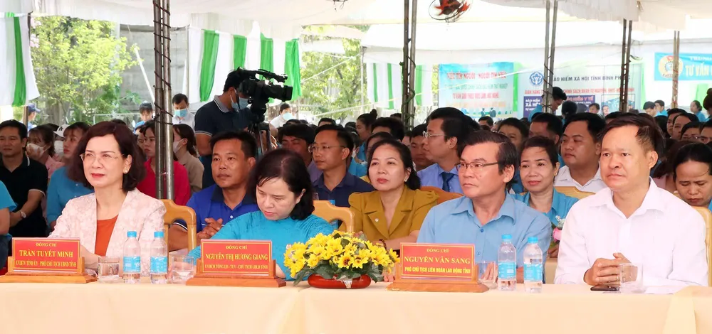 Các đại biểu tham gia buổi lễ