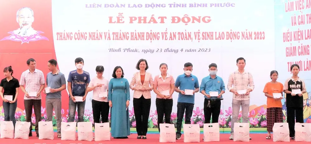 Lãnh đạo tỉnh Bình Phước trao quà cho công nhân, lao động bị tai nạn lao động, bệnh nghề nghiệp