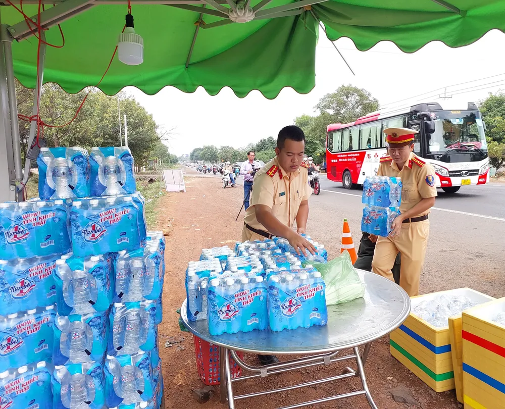 Những thùng xốp ngâm mát nước và khăn lạnh được lực lượng CSGT Công an tỉnh Bình Phước tập kết để tặng người dân Những thùng xốp ngâm mát nước và khăn lạnh được lực lượng CSGT Công an tỉnh Bình Phước tập kết để tặng người dân