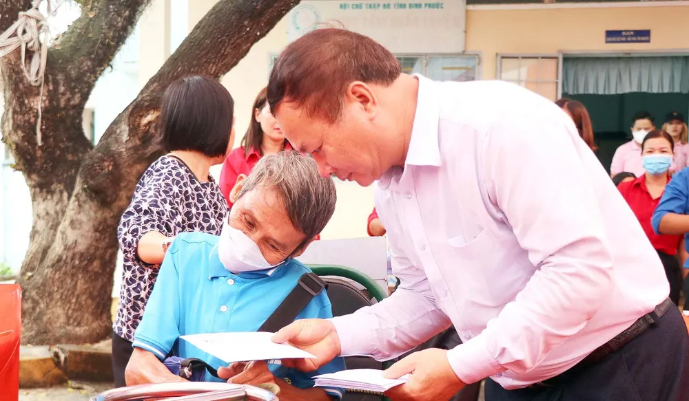 Ông Trịnh Thanh Tuệ, Phó Trưởng Ban Dân vận Tỉnh ủy Bình Phước trao quà cho các hộ dân hoàn cảnh khó khăn tại lễ phát động Ông Trịnh Thanh Tuệ, Phó Trưởng Ban Dân vận Tỉnh ủy Bình Phước trao quà cho các hộ dân hoàn cảnh khó khăn tại lễ phát động