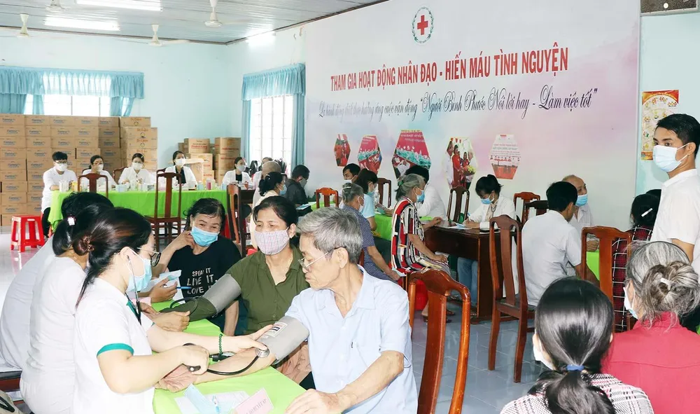 Khám bệnh và cấp thuốc miễn phí cho người dân tại lễ phát động Khám bệnh và cấp thuốc miễn phí cho người dân tại lễ phát động