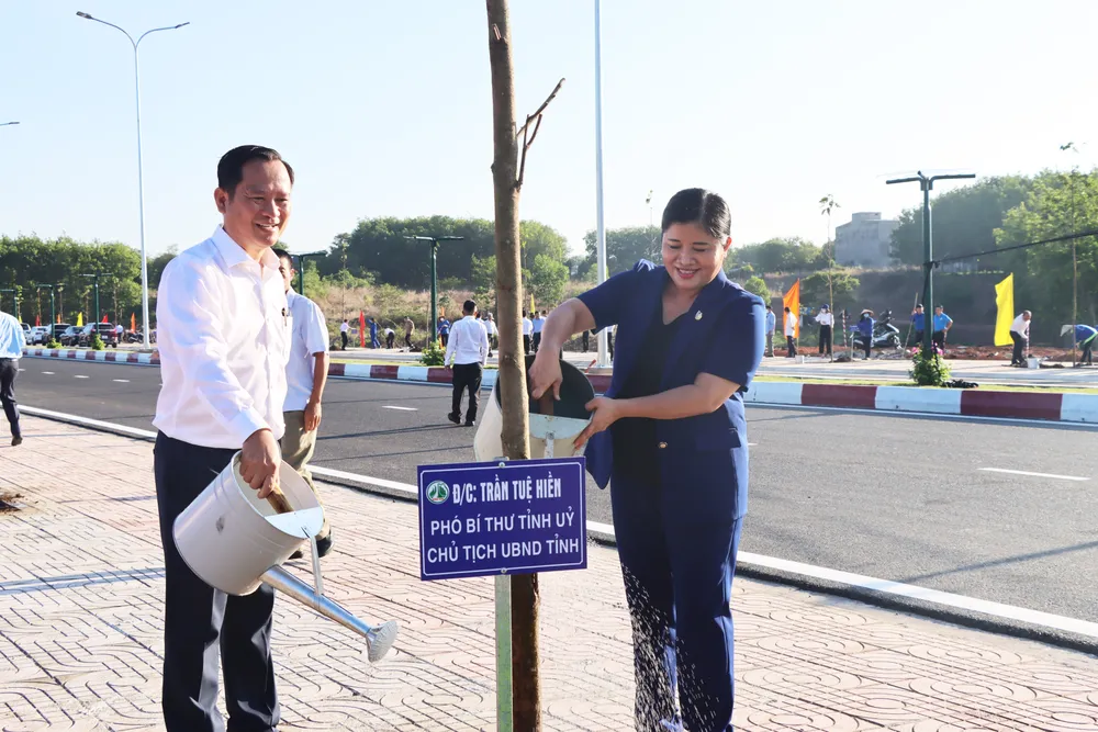 Lãnh đạo tỉnh Bình Phước tham gia trồng cây xanh dọc tuyến đường Phan Bội Châu