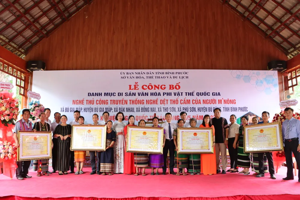 Các đại biểu chúc mừng và chụp hình lưu niệm với các địa phương, cộng đồng dân cư