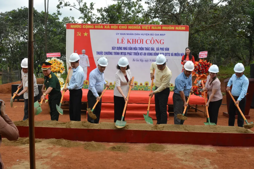 Các đại biểu thực hiện nghi thức khởi công Các đại biểu thực hiện nghi thức khởi công