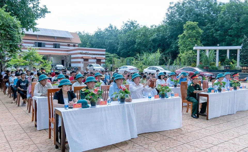 Các đại biểu tham dự lễ khởi công