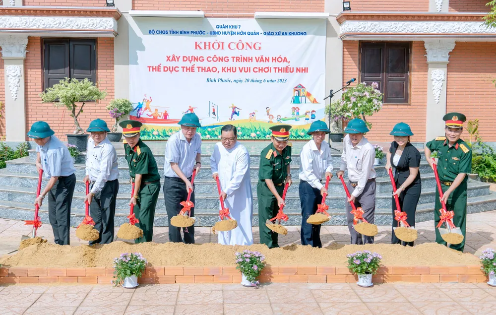 Các đại biểu thực hiện nghi thức khởi công công trình