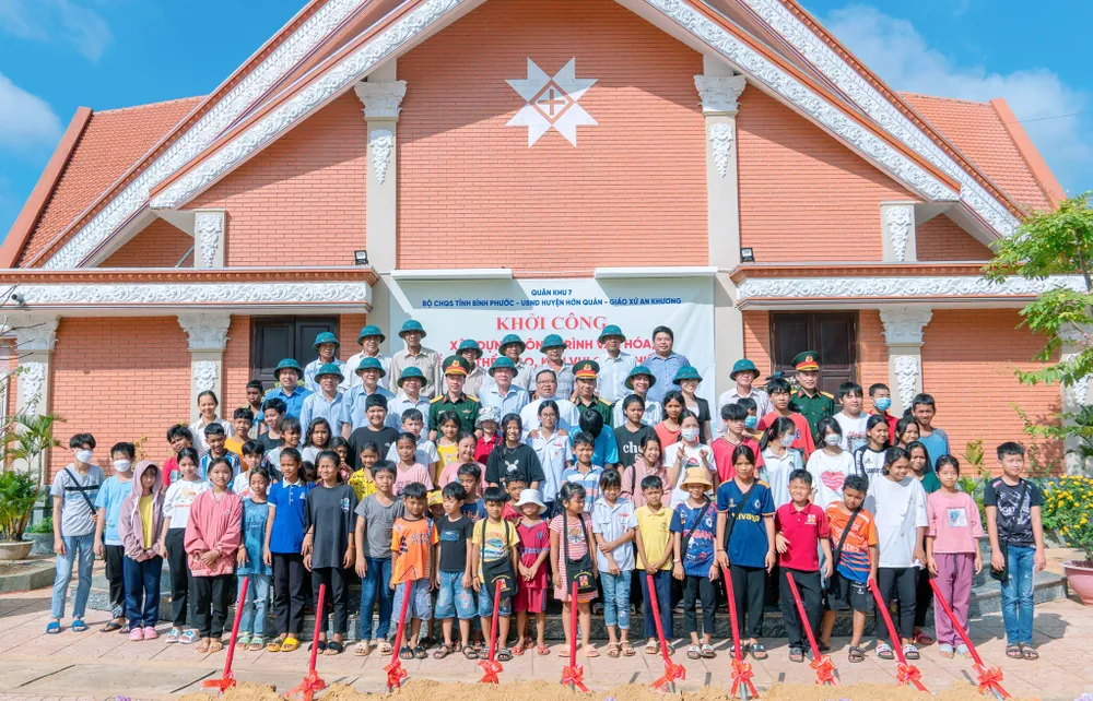 Các đại biểu và các em thiếu nhi tại lễ khởi công công trình