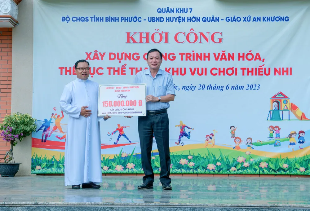 Lãnh đạo huyện Hớn Quản trao tặng bảng tượng trưng số tiền 150 triệu đồng hỗ trợ xây dựng công trình