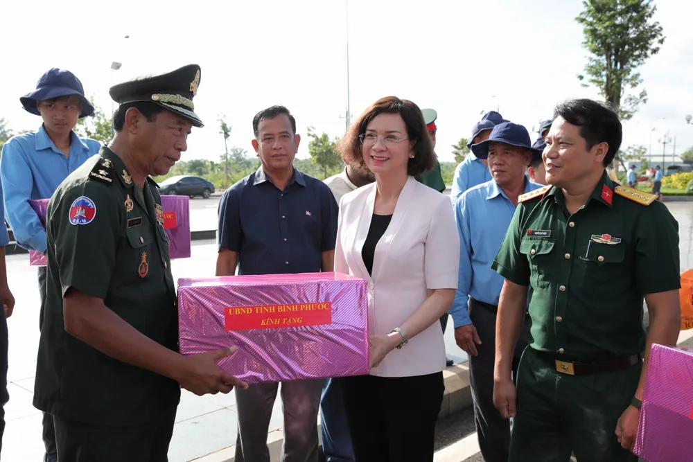Phó Chủ tịch UBND tỉnh Bình Phước Trần Tuyết Minh tặng quà tri ân các lực lượng chức năng tỉnh Kratie, Vương quốc Campuchia đã hỗ trợ Đội K72 hoàn thành nhiệm vụ Phó Chủ tịch UBND tỉnh Bình Phước Trần Tuyết Minh tặng quà tri ân các lực lượng chức năng tỉnh Kratie, Vương quốc Campuchia đã hỗ trợ Đội K72 hoàn thành nhiệm vụ