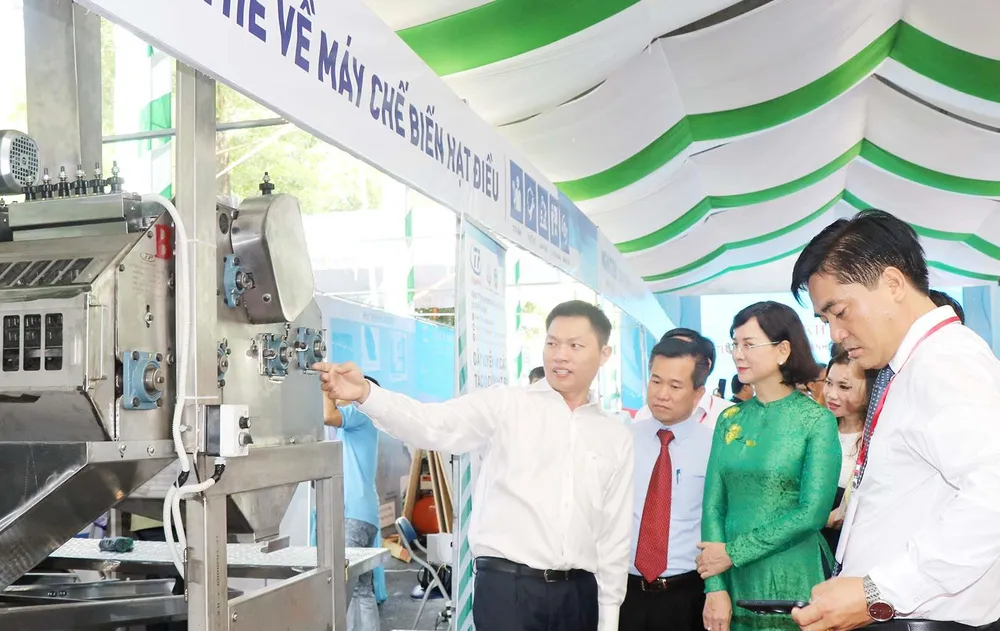 Các đại biểu tham quan các gian hàng trưng bày công nghệ, thiết bị sản xuất, chế biến hạt điều tại Techmart chuyên ngành điều năm 2023 Các đại biểu tham quan các gian hàng trưng bày công nghệ, thiết bị sản xuất, chế biến hạt điều tại Techmart chuyên ngành điều năm 2023