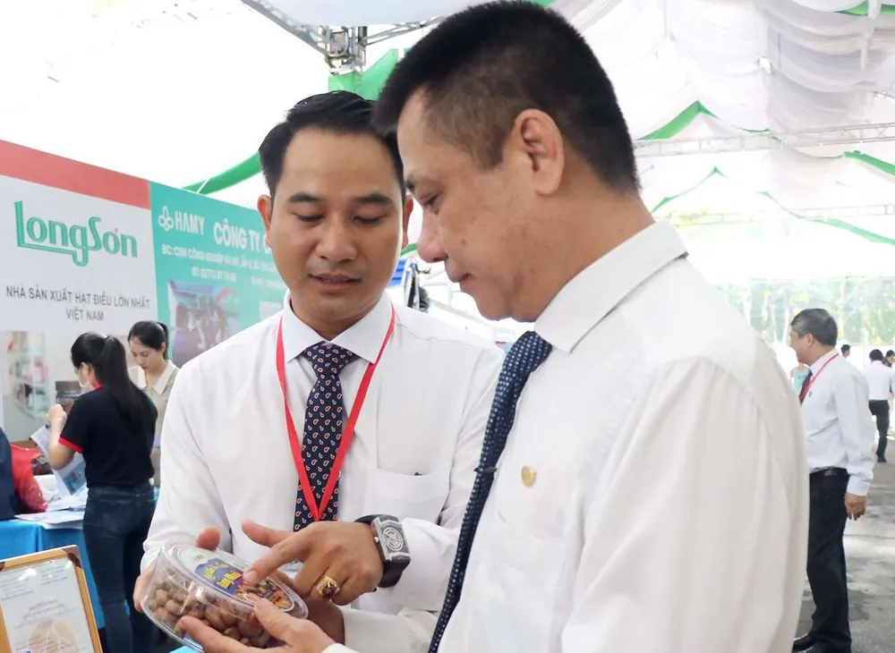 Đại biểu tham quan các gian hàng trưng bày sản phẩm hạt điều tại Techmart chuyên ngành điều năm 2023 Đại biểu tham quan các gian hàng trưng bày sản phẩm hạt điều tại Techmart chuyên ngành điều năm 2023