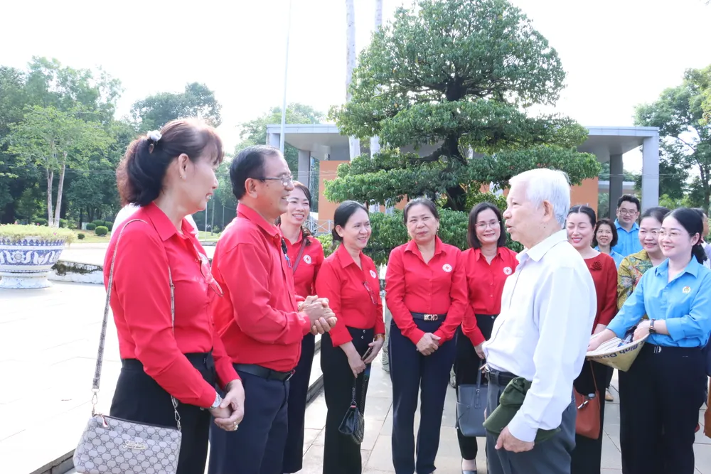 Nguyên Ủy viên Bộ Chính trị, nguyên Chủ tịch nước Nguyễn Minh Triết thăm hỏi, trò chuyện với các cán bộ Chữ thập đỏ