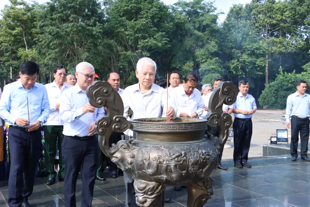 Nguyên Ủy viên Bộ Chính trị, nguyên Chủ tịch nước Nguyễn Minh Triết thắp hương tại đài tưởng niệm Bác Hồ, các anh hùng dân tộc, các liệt sĩ tại căn cứ Tà Thiết